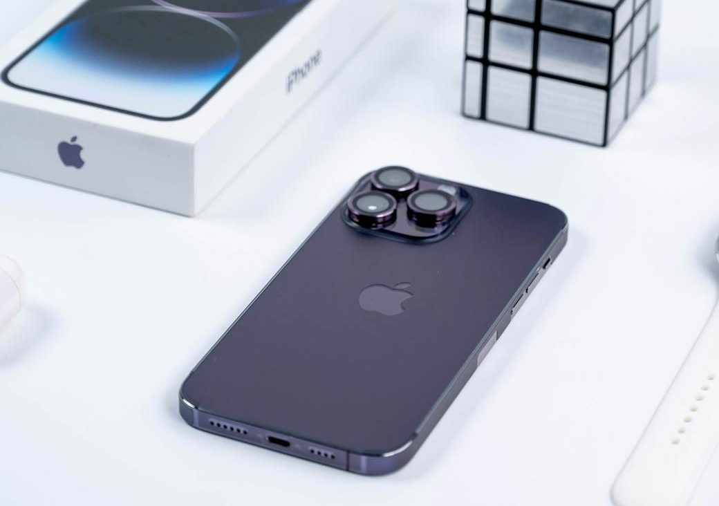 apple cellphone cube and box